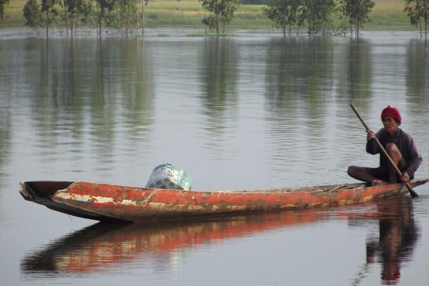 เรือใส่ตาข่ายครับ ปลาเยอะมาก ๆ ติดข