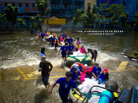 ข้ามแยกก็ช่วยกันแบกเรือข้าม 