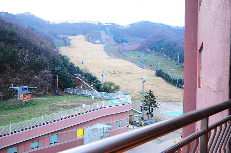 YANGJI PINE SKI RESORT  ถ้าหิมะลงเมื่อไหร่ล่ะ คนตรึม  :smile:
