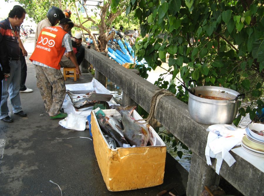 พี่พี่ เค้าตั้งร้านขายเลยครับ ใครผ่านไปแถวนั้น อุดหนุนพี่เค้าหน่อยนะครับ :grin: