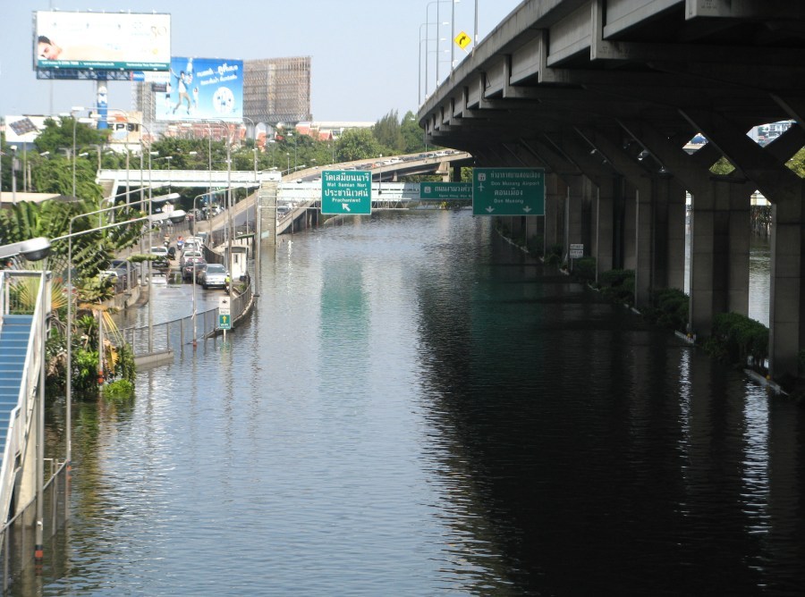 ไปกันต่อครับ ถนนวิภาวดี ประชานิเวศน์ครับ