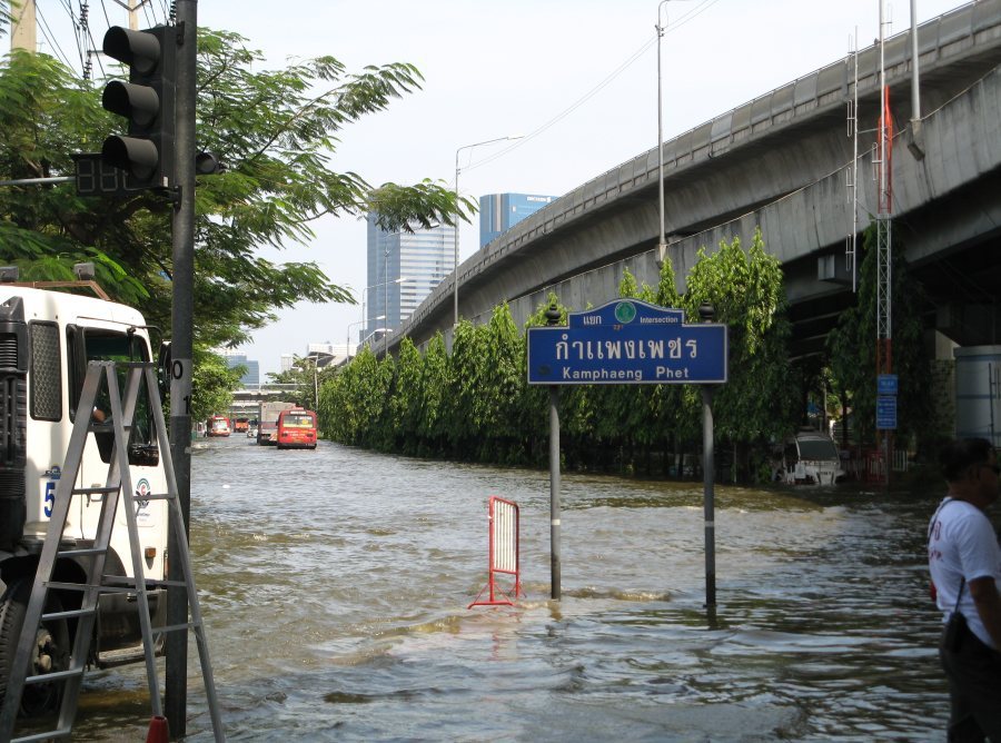 แยกกำแพงเพชร มุงหนัาไปหน้าตลาดนัดสวนจตุจักร