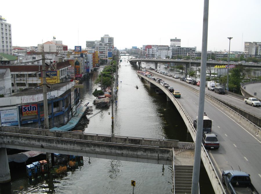 เส้น รังสิต-ปทุมธานี  ซ้ายเป็นตลาดรังสิตครับ