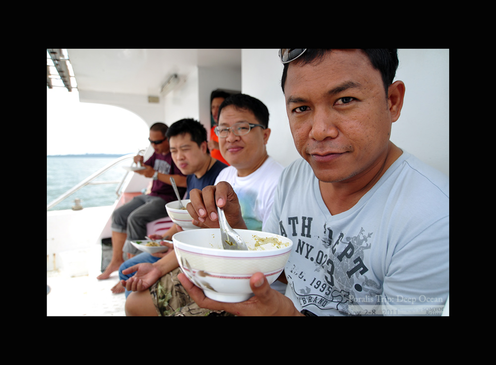 


นานเท่าไหร่ไม่รู้ครับ(เพราะผมหลับ) 

ผมลืมตาตื่นมาเพื่อจะพบว่า "เรือออกแล้วนี่(หว่า)"

เ