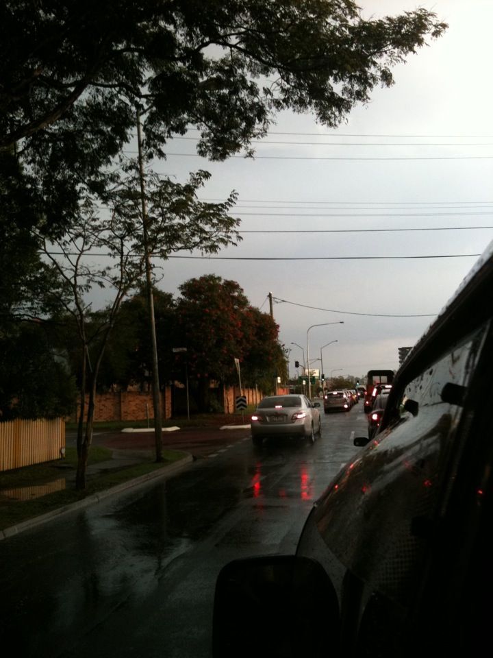 ออกจาก Sydney อากาศยังมีแดดอยู่เลย
พอมาถึง brisbane ฝนตกซะงั้น จะได้ตกปลาไหมเนี้ย 
 :sad: :sad: :s