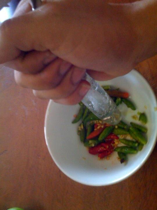 ครัวกากๆตรงใหน ตรงนี้แหละครับ อุปกรณ์ หาได้ทั่วไปเอามาใช้
ครกไม่ต้องสากไม่เอา ใช้นี่แทนเไปก่อน  :la
