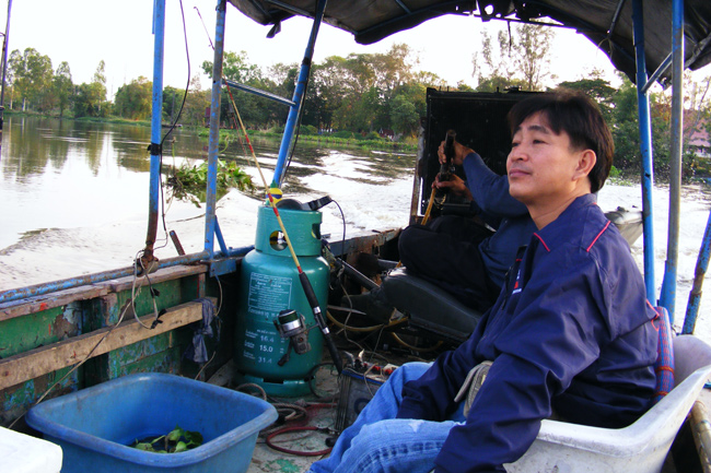 พี่ชีพหน้าบานเชียว บงบอกถึงความอยากและเริ่มเสพสุขบรรยากาศทันทีที่เรือวิ่ง :laughing: