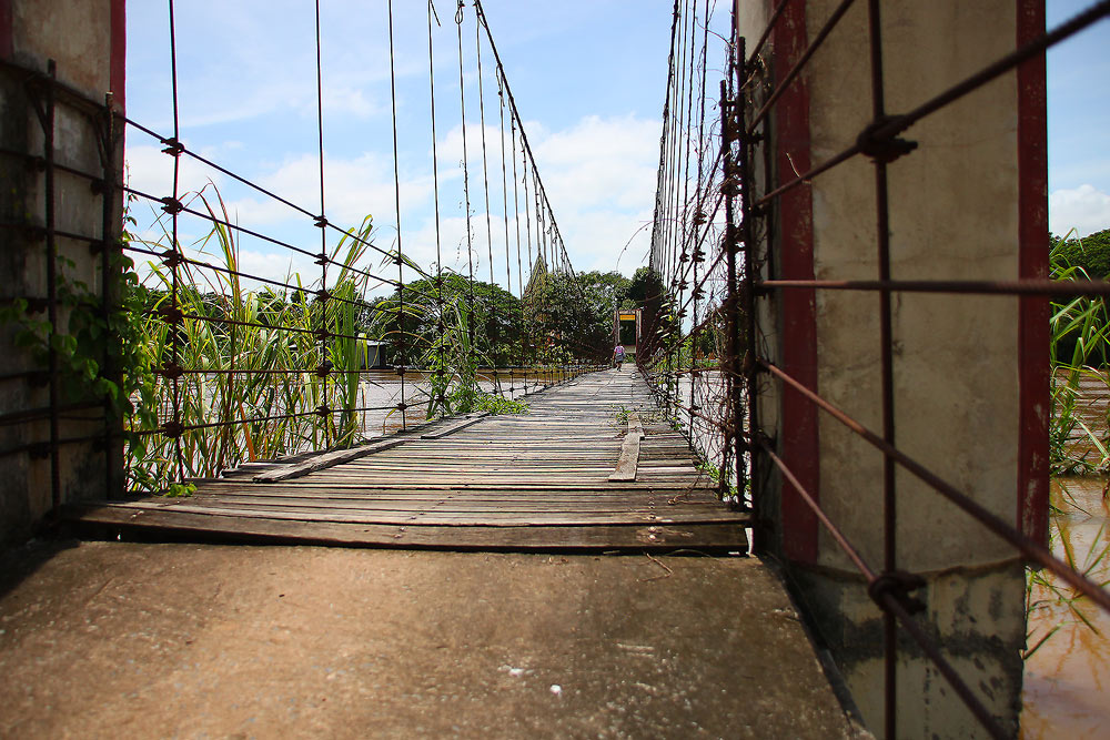 สะพานแขวนหน้าบ้านผม ไม่รู้พังไหม ผมยังไม่ได้ตามเช็คข่าวเลย :sad: