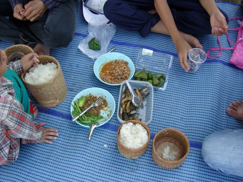  :cheer: :cheer: :cheer: :cheer: :cheer: :cheer:กับข้าวง่ายๆ ข้าวเหนียว ลาบ ผักสด ปลาแดดเดียวทอด แซ๊