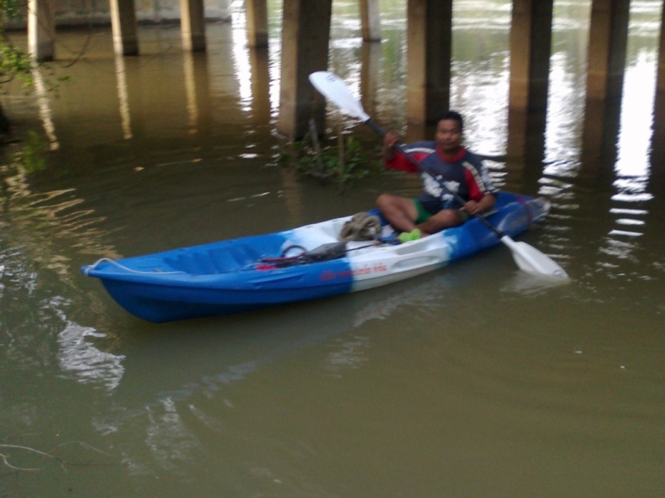 ทีมปลาเบี้ยวบางบาลใช้พาหนะคู่ใจเป็นเรือคายัคสีฟ้าสดใส