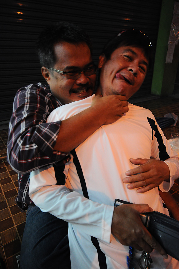 คู่นี้ทำไรกันอ่ะ ให้มาปะทะกับปลายางดันมาสู้กันเองซะแล่ะ :grin: :grin: :grin: