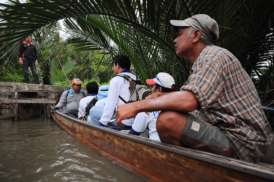 อีกลำลงเรือเรียบร้อนหมดแล้วแต่ยังออกไม่ได้เพราะติดเรือลำที่ดม่งลงเนี่ยแหล่ะ ช้าหน่อยน่ะคนอ้วนลงเรือไ