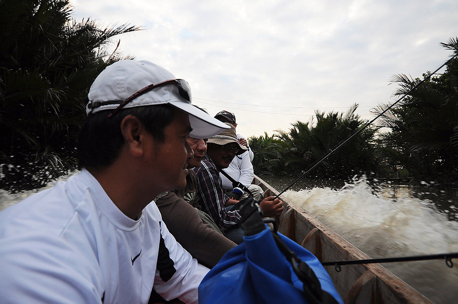 ใครไม่เชื่อว่าหัวเรือมีแต่คนน้ำหนักเยอะดูเรือวิ่งน่ะคร๊าบ น้ำงี้บานเรือไม่ขึ้นน้ำเลยคร๊าบบบบ :laughi