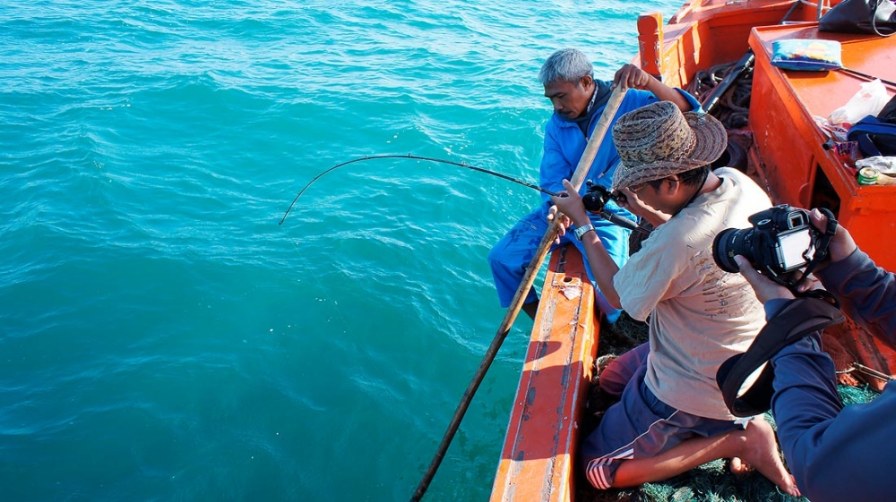 ยังอยู่  แต่เหมือนสายจะไปพันใต้ท้องเรือ