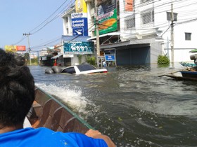 นั่งเรือเพื่อน  ไม่งั้นค่าเรือ  แย่
     ที่จะบ่นนะครับ น้าว่าแพงไหมถ้าเขาคิดครั้งละ100  เขาบอกทุกค