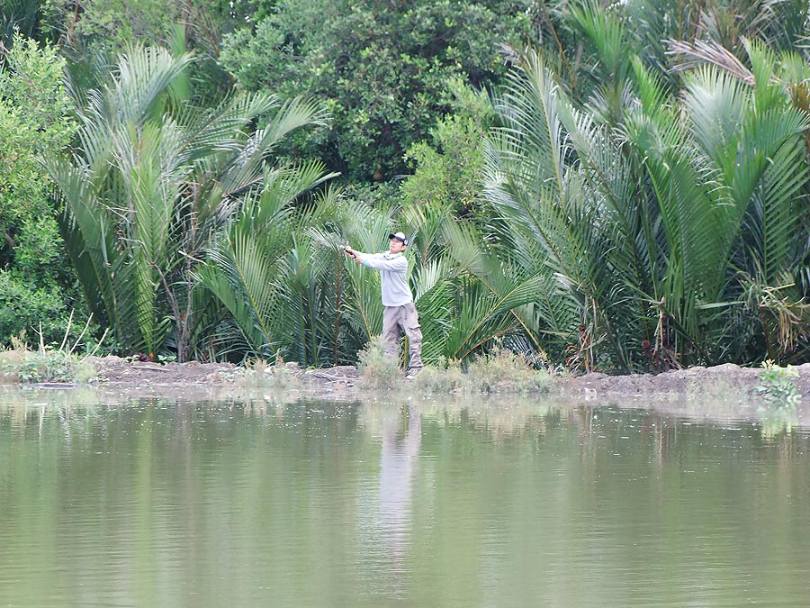 [b]เดินต่อมาเจอ น้าโข่งปลายาง เห็นแกตะโกน มาว่า รอดแล้วครับ ดีมากจ๊า 
ไม่ต้องได้มากนะ เดี๋ยวเค้าจะว