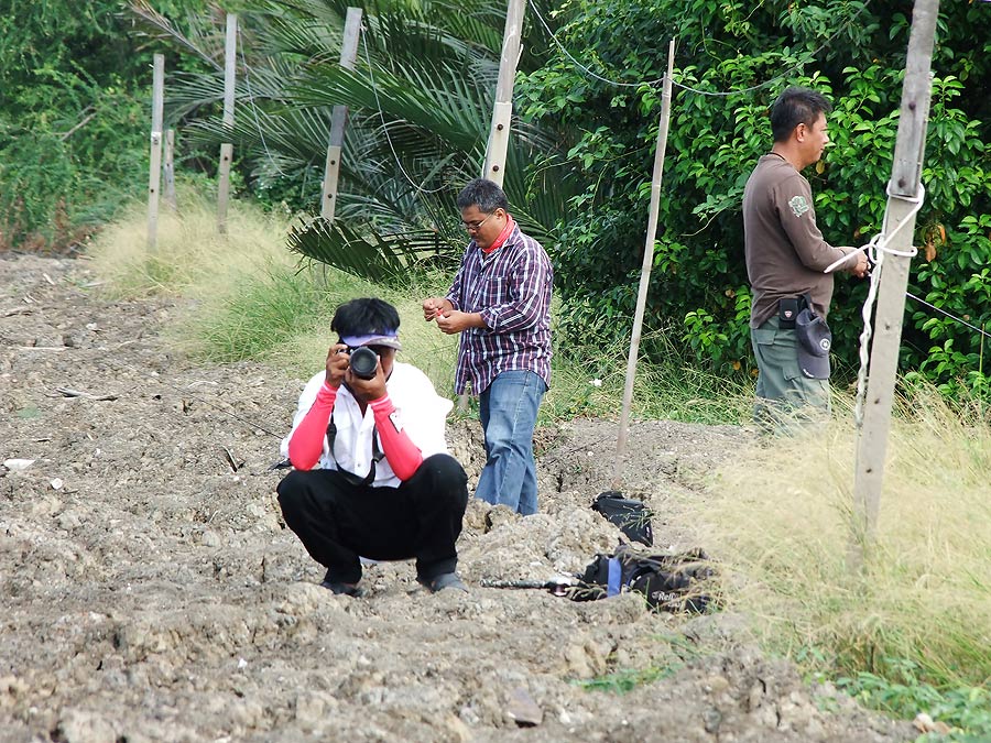 [b]อ้าว นั่งถ่ายรูปหร็อกเหรอ นึกว่า นั่งขี้ อยู่ อิอิ[/b]
:laughing: :laughing: :laughing: :laughin
