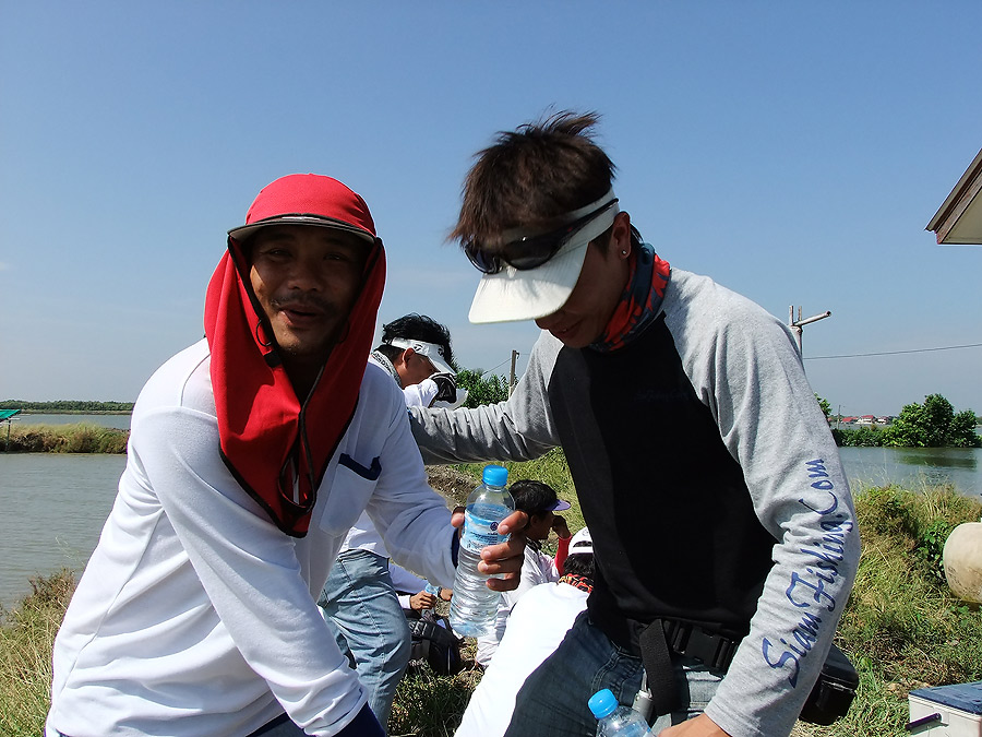 [b]อ้าว คู่นี้ น้ากล้าปลายาง แห้ว น้าต่ายแอคชั่นลัวร์ ก็แห้ว เสมอกันครับคู่นี้ แต่เอ่ น้ากล้าปลายาง 