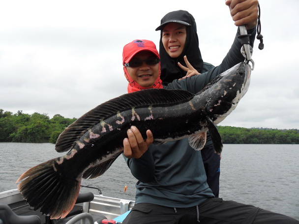 ก็เลยได้รูปหล่อสู๊ด....พร้อมกับแม่ย่านางเรือด้วยครับ ....เหอะๆๆ :cool: :cool: :cool: