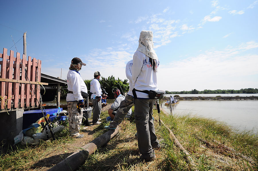 นั่งเรือกันกลับมากันเลยอ่ะ...น่าอิจฉาวุ้ยตอนไปเดินไปตอนกลับมาราชเรือไปเกยรับกลับมาเลยยยยยยย :grin: :