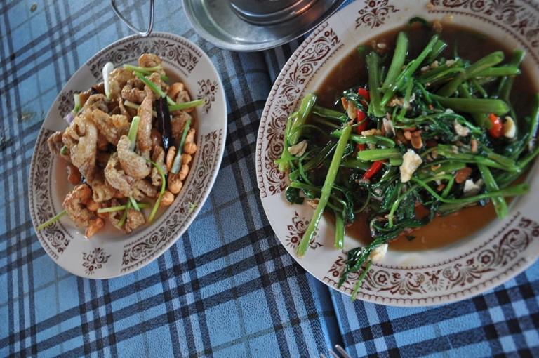 อันนี้ ไก่ผัดเม็ดมะม่วง กับ ผักบุ้งไฟแดง 

ยังเหลือ หมูป่าผัดน้ำมันหอย ขอไปกินขข้าวก่องนะครับหิววว