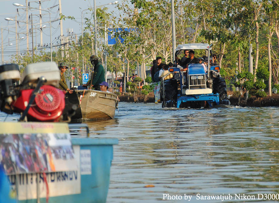 ณ ตอนนี้กลายเป็นท่าเรือ  ท่ารถ ไปแล้วครับ  เมื่อก่อนตอนระดับน้ำยังสูงอยู่ไม่มีรถครับ