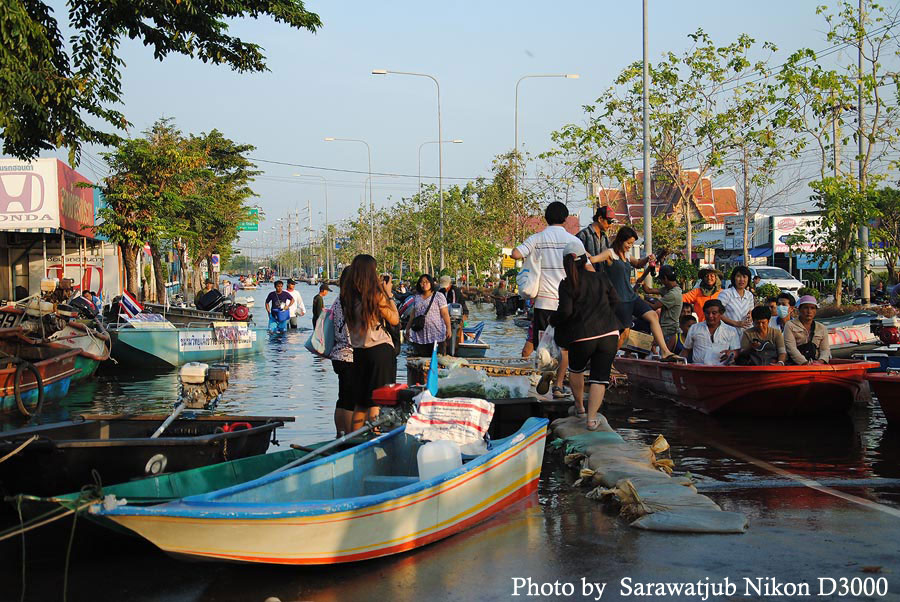 พอรถออกไป  ก็เป็นเรือครับ    มี  2 ท่า   คู่กัน  อีกท่าหนึ่งเป็นของ  วินรับจ้าง    ส่วนท่านี้ฟรีตลอล