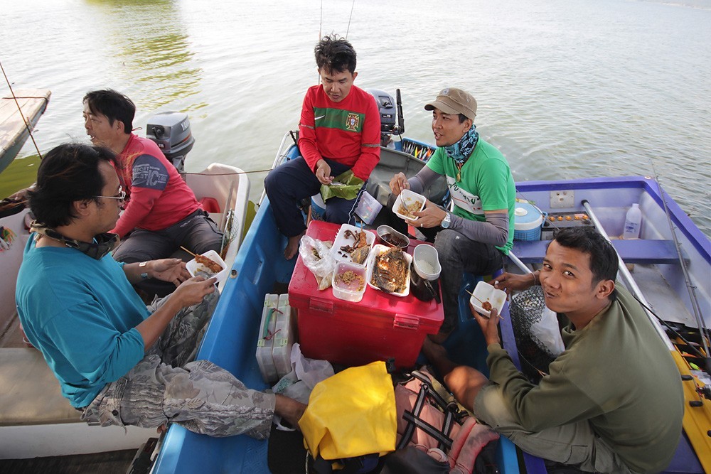 มื้อเที่ยงก็กินกันอย่างง่ายๆครับ
