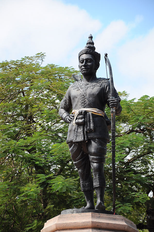 รุปปั้นพระยาพรหมราชเจ้าเมืองแม่สายสมัยก่อน ถ้าจำชื่อไม่ผิดน่ะคร๊าบ มองเผินๆทีแรกตกใจนึกว่าถือคันเบ็ด