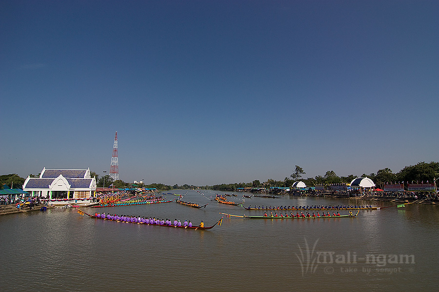 เรือทุกลำ...เข้าแถวร่วมพิธีเปิด