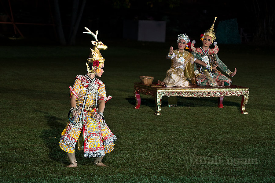 ตอนแรกของรามเกียรต์ เลยครับ.....

ทศกัณฐ์ให้มารีศ ลูกชายนางกากะนาสูรแปลงกายเป็นกวางทอง
ไปล่อนางสี