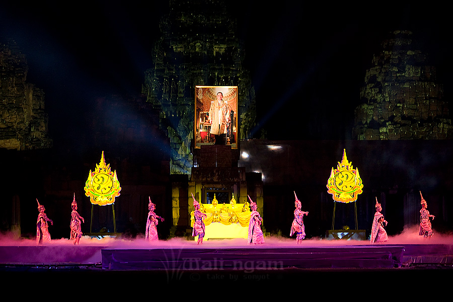 ขอพระองค์ ทรงพระเจริญยิ่งยืนนาน  