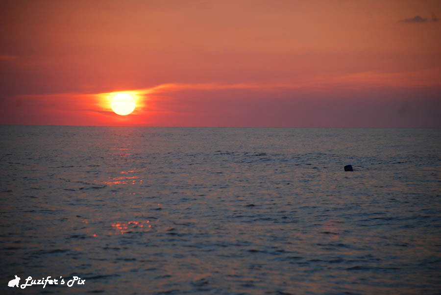 ลูกทุ่นดำๆในทะเล เป้นยอดกอง 8 ไมล์ครับ บรรยากาศช่วงพระอาทิตย์ตก  :blush: