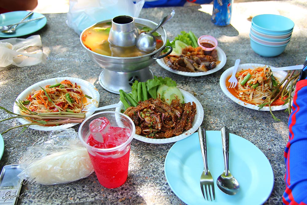 แล้วก็เหมือนเดิมกับมื้อกลางวัน นั่งกินส้มตำริมน้ำช่างมีความสุขจริงๆ :cheer: :cheer: :cheer: :cheer: