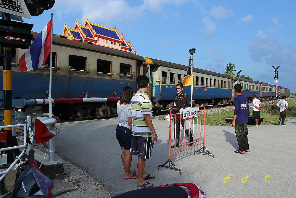 

 [b]ทางรถไฟหน้าวัดปุก่อนพัง 1 วัน[/b]      :cheer: