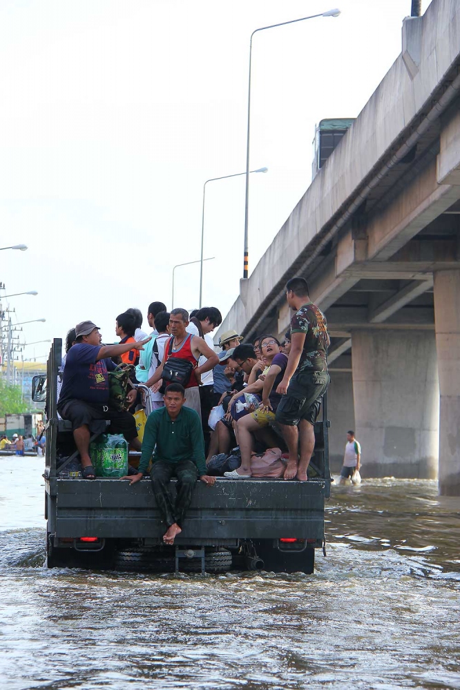 

 [b]ไม่ได้อย่างงั้นอย่างงี้นะ....แต่ทำไมเห็นแต่ทหาร..ทหาร ..ทหาร[/b]