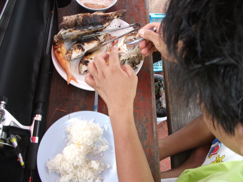 ปลาเล็กเหล่านี้พวกเราไม่ได้ทิ้งขว้าง

ตกได้มาก็ย่างกินจนเตียนทุกตัว  ภาพนี้น้าโก๋กำลังขมักเขม้นกับ