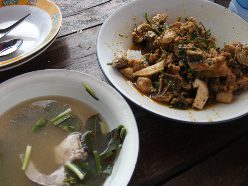 อาหารการกินไม่มีขาดตอน

มื้อนี้ไต๋คงกลัวเบื่อปลาทะเล  ฉีกแนวมาด้วยไก่บ้านผัดน้ำพริกแกงใต้

ซดคู่