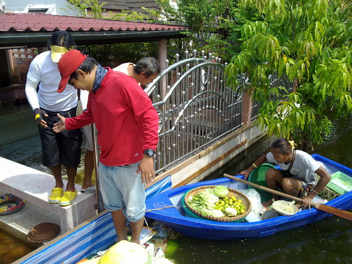 กำลังกลับ มีเรือเซเว่น มาพายขายของด้วย   ไม่อดตายแล้วลุง    :grin: