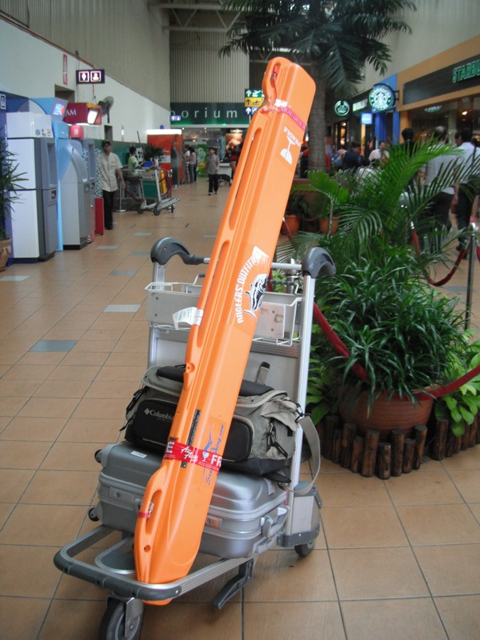 แวะเปลี่ยนเที่ยวบินที่ LCCT Terminal Kuala Lumpur  ครับ อุปกรณ์ทั้งหมดแพ็คแล้วได้ 3 ชิ้น น้ำหนักรวม 