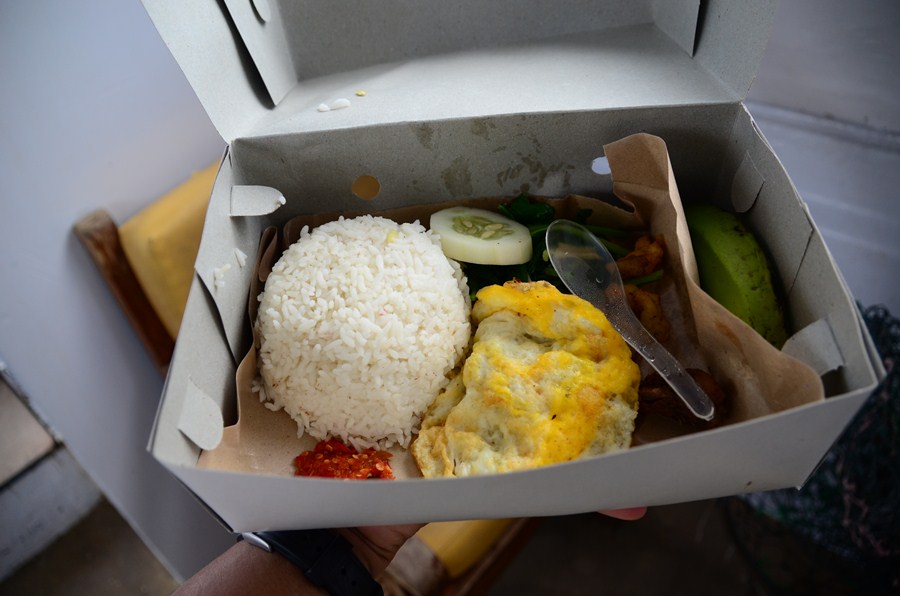 ทานข้าวเที่ยงกันก่อนนะครับเดี๋ยวไม่มีแรงตกปลา อาหารเมื้อแรกทานกันบนเรือเลยจะได้ไม่เสียเวลา เพราะหมาย