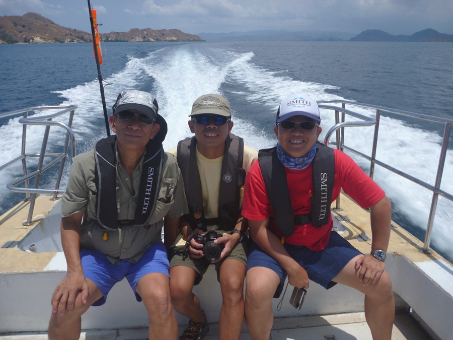 ถ่ายภาพร่วมกันก่อนรอบนี้ได้ครบทั้ง 3 คนให้ผู้ช่วยกัปตันถ่ายให้  อุปกรณ์อีกอย่างที่ขาดไม่ได้คือชูชีพน