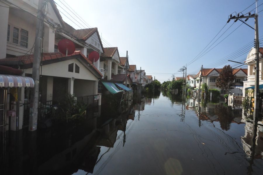 เข้ามาถึงในหมู่บ้านเเล้วครับ :frown: