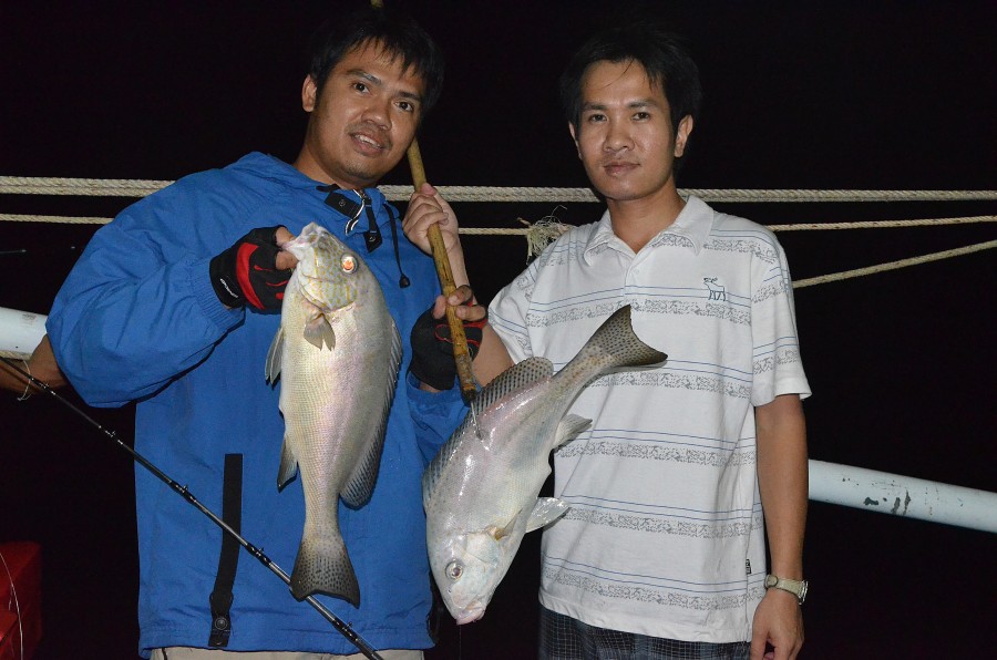 ท้ายเรืออีกฝัง น้าตั้มกับน้าอ๋อง จัดมาอีกคนละหน่อย.. ปลาฉวยเหยือดีคับไม่ขาดตอน :cheer: