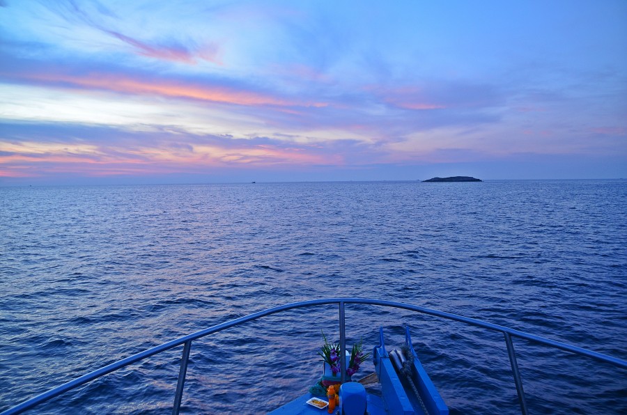 แสงแรกวันอาทิตย์ สวยมากคับ :cheer: