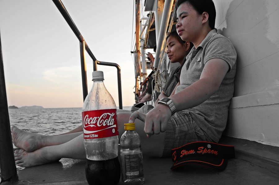 เดินเล่นมาข้างเรือ มาเจอ สองคนนี้ นั้งอึน.... กันอยู่  :laughing: :laughing: :laughing: