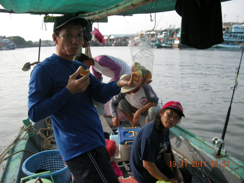   ลงเรือปุ๊บ น้าวิชิต รีบเติมพลังก่อนเลย...