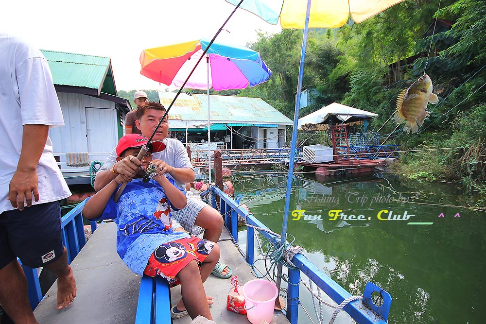 


 [b]เออ !  ลืมไปลูกมาด้วยนี้หว่า..เวรลืมลุกชายไปซะงั้น 

วันนี้มา 4 คนนิ [/b]        :laughi