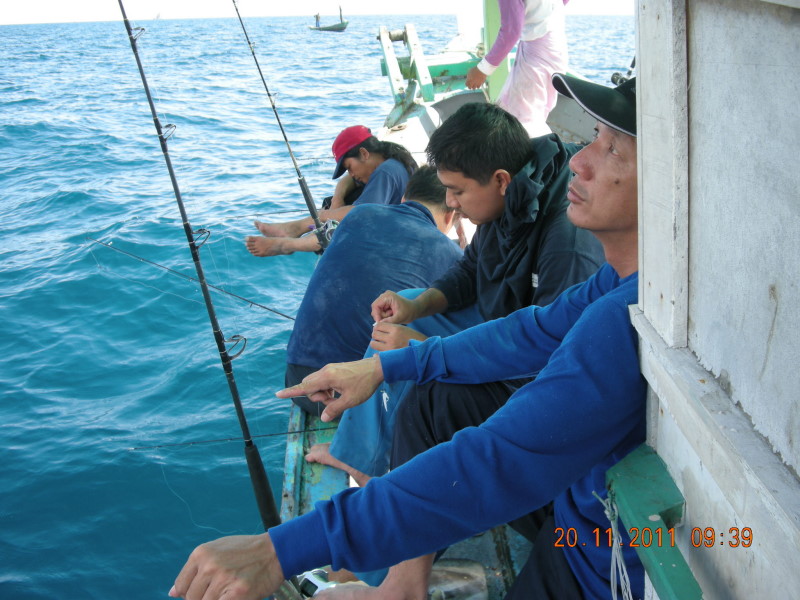 ที่หัวเรือมีเรือลากปลาอินทรีย์อยู่รอบๆแพยังไม่เห็นได้ตัว
     น้าวิชิต มองปลายคันทำไมครับ...
