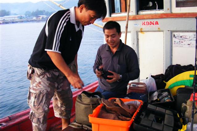 พอเรือเริ่มออกจากท่าตอนนี้ก็ตัวใครตัวเผือกล่ะครับ :laughing: :laughing: